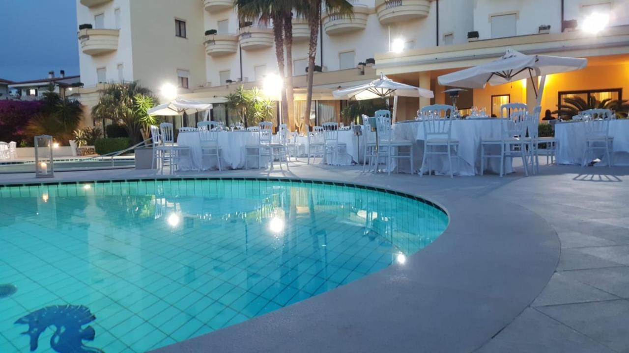 Sunshine Club Hotel Centro Benessere 리카디 외부 사진